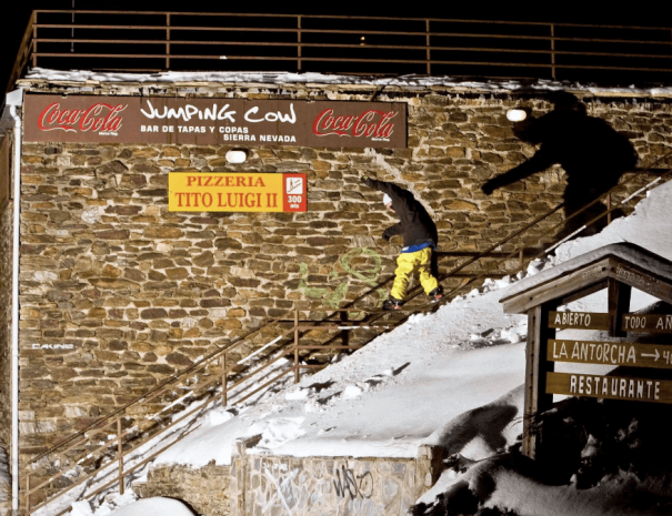 snowboard en escalera sierra nevada hostel