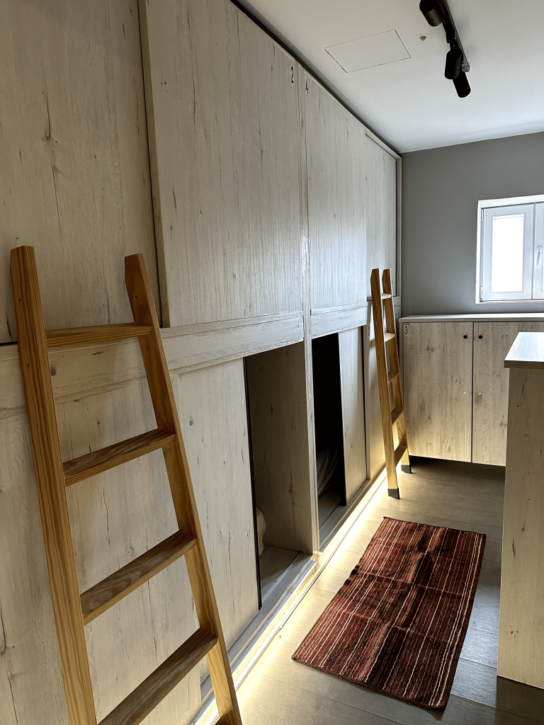 Habitación de Sierra Nevada Hostel con taquillas y camas nicho