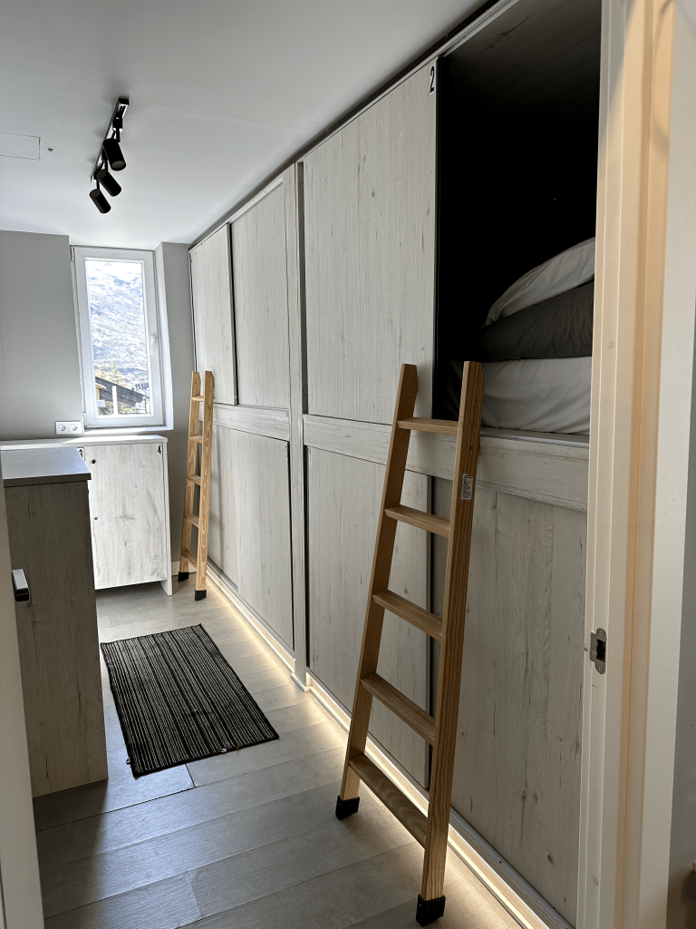 Habitación de Sierra Nevada Hostel con taquillas y camas nicho