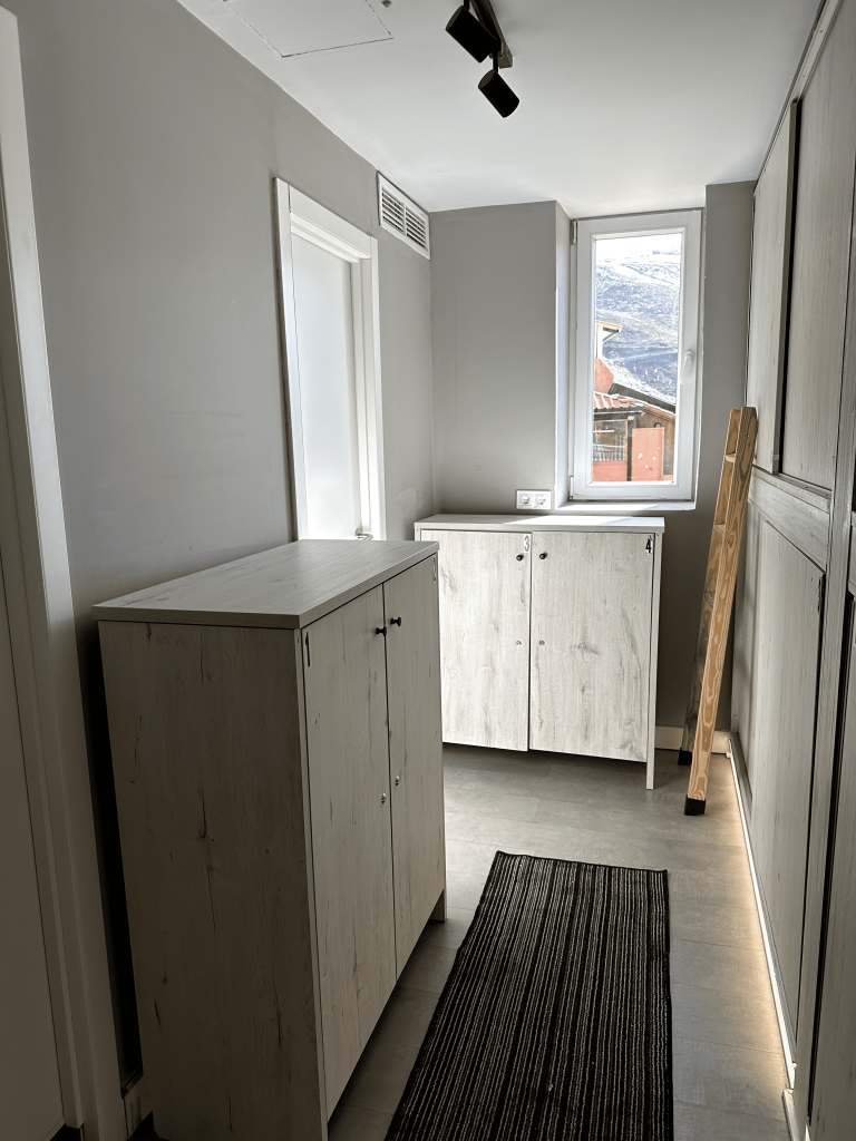 Habitación de Sierra Nevada Hostel con taquillas y camas nicho