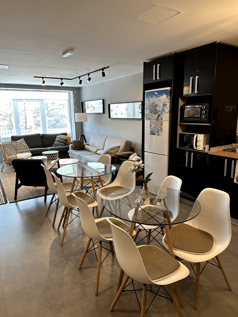 Salón común para los huéspedes del hostel en Sierra Nevada